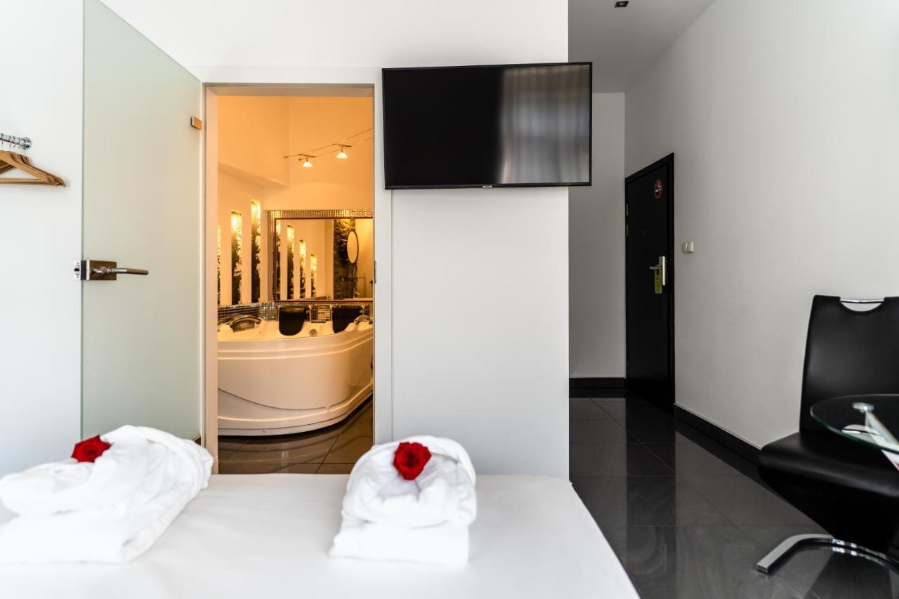 Luxury King Room 2-person Hot Tub