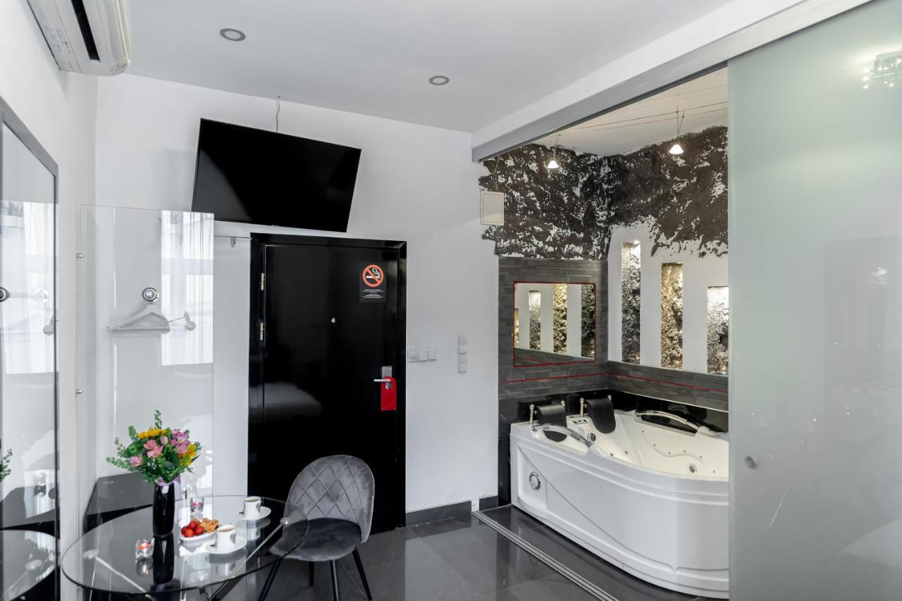 Luxury King Room 2-person Hot Tub