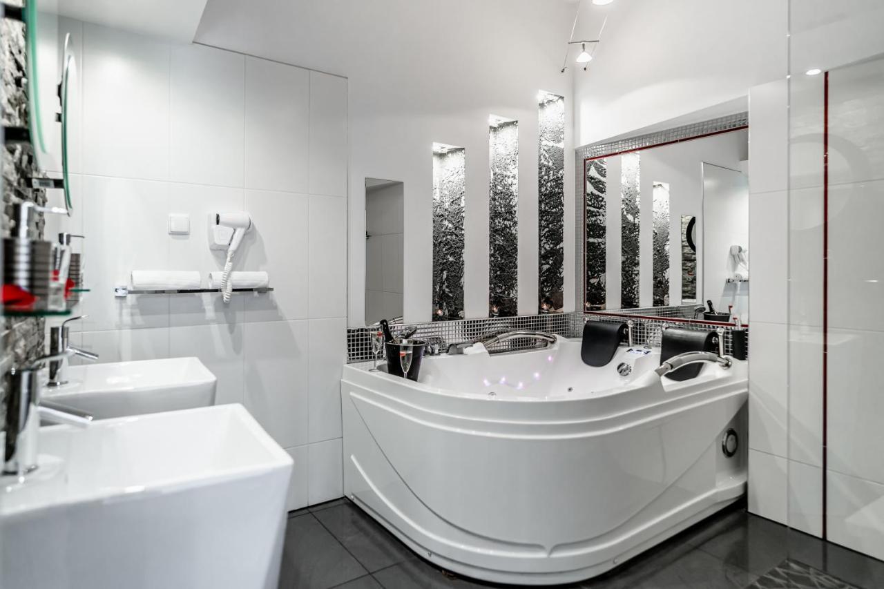 Luxury King Room 2-person Hot Tub