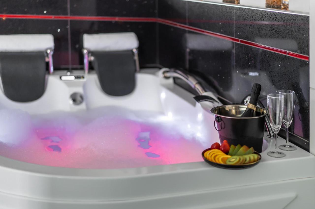 Luxury King Room 2-person Hot Tub