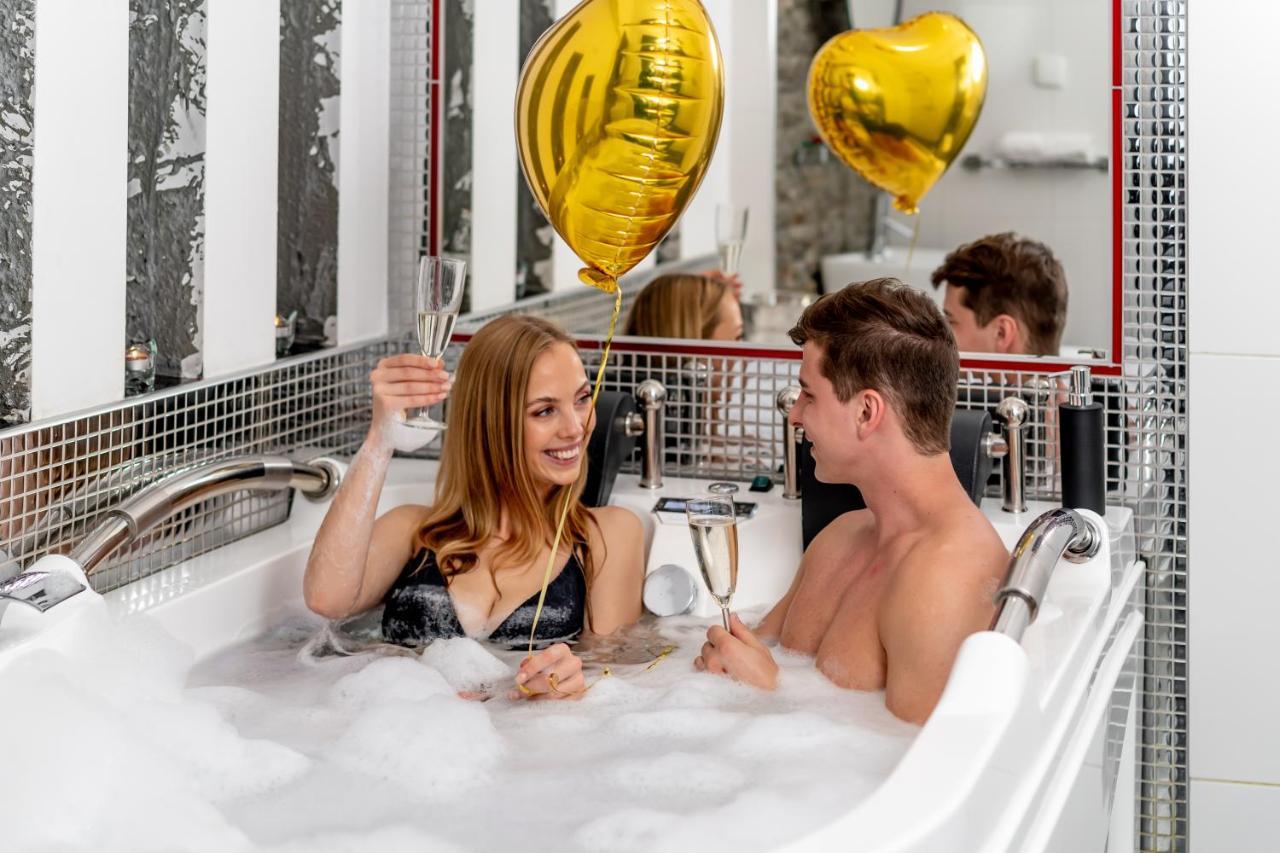 Luxury King Room 2-person Hot Tub