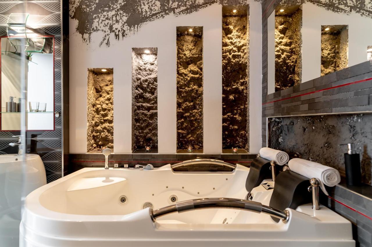 Luxury King Room 2-person Hot Tub