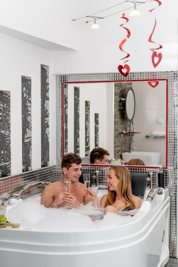 Luxury King Room 2-person Hot Tub