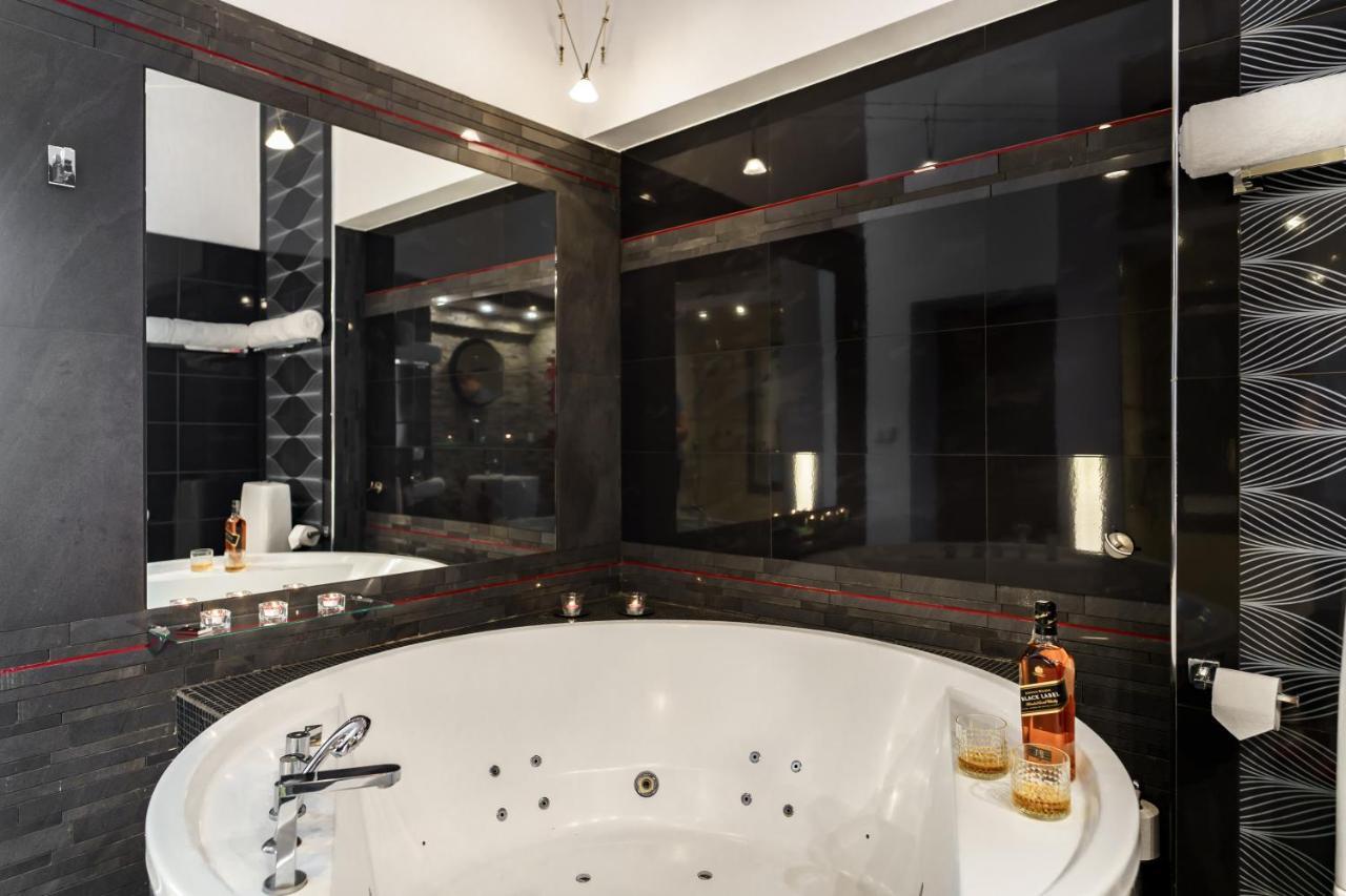 Luxury King Room 2-person Hot Tub