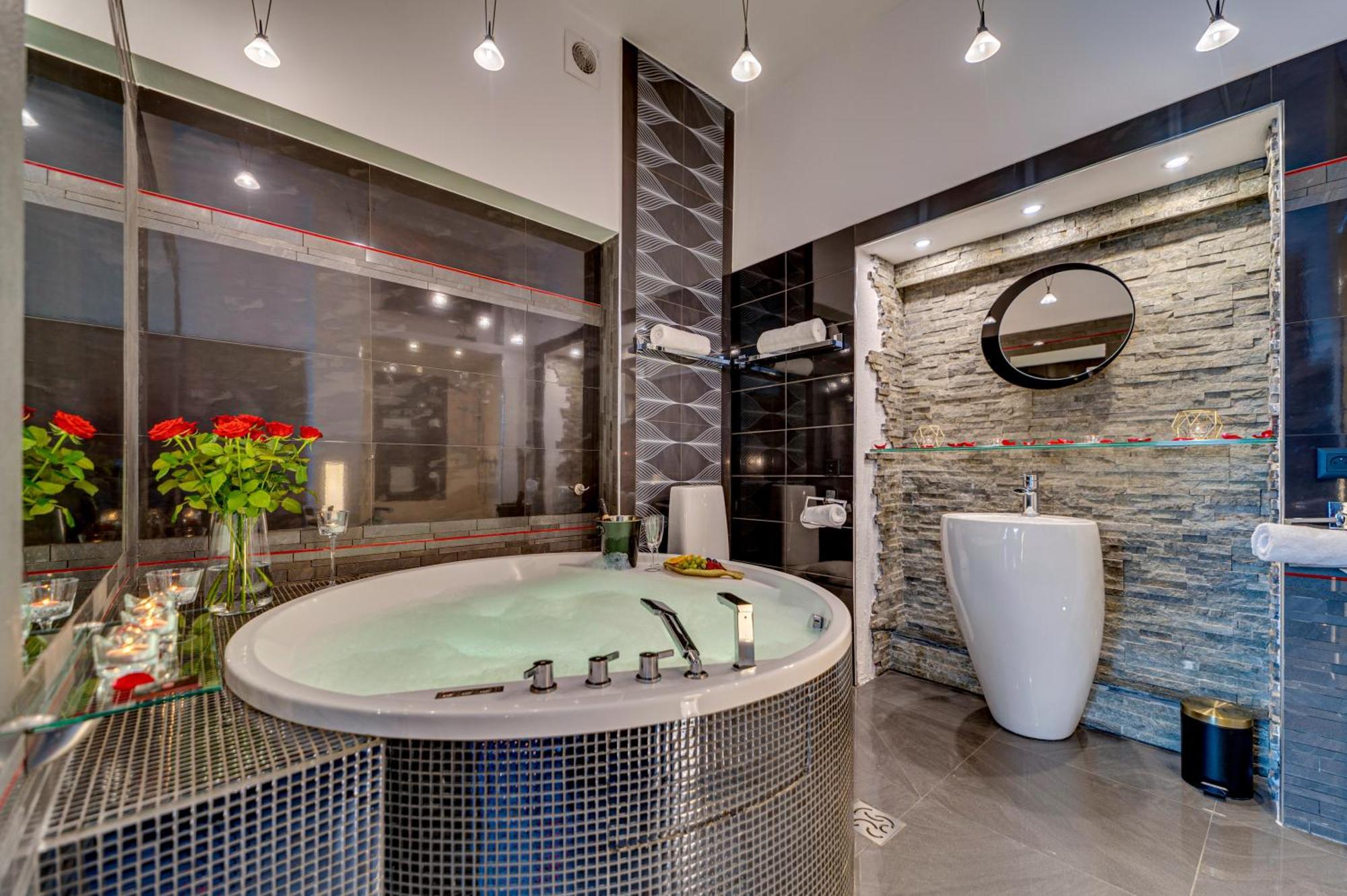 Luxury King Room 2-person Hot Tub