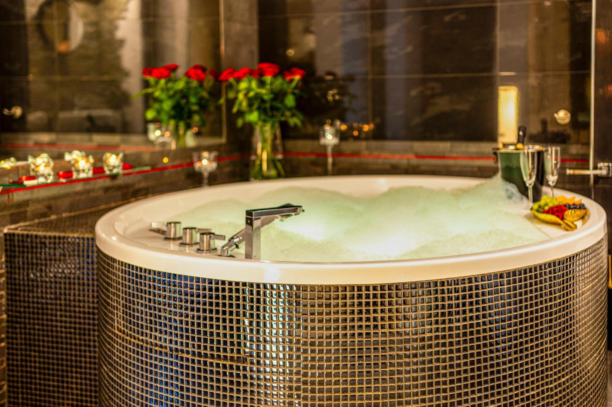 Luxury King Room 2-person Hot Tub