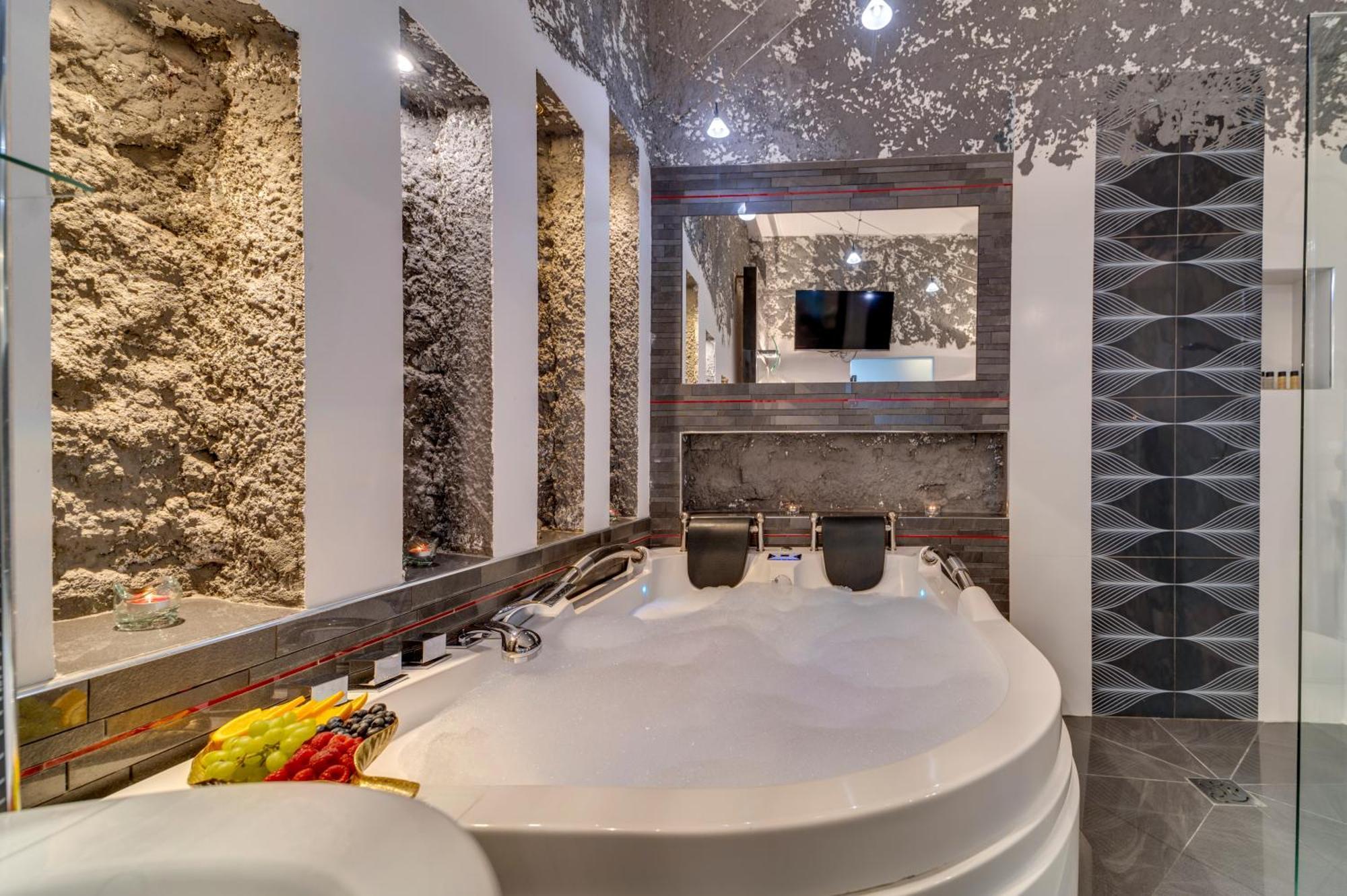 Luxury King Room 2-person Hot Tub