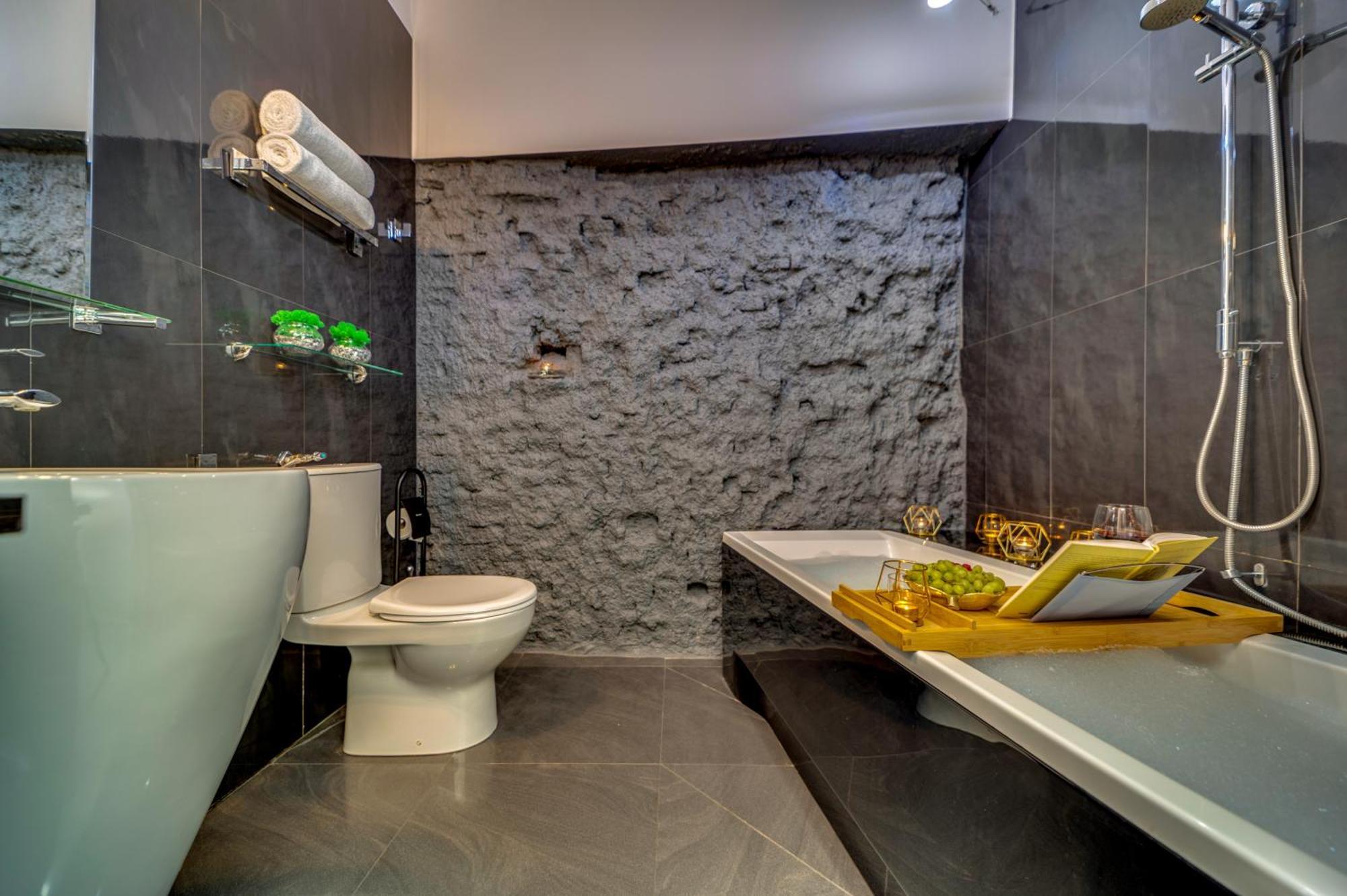 Queen Room 1-person Hot Tub