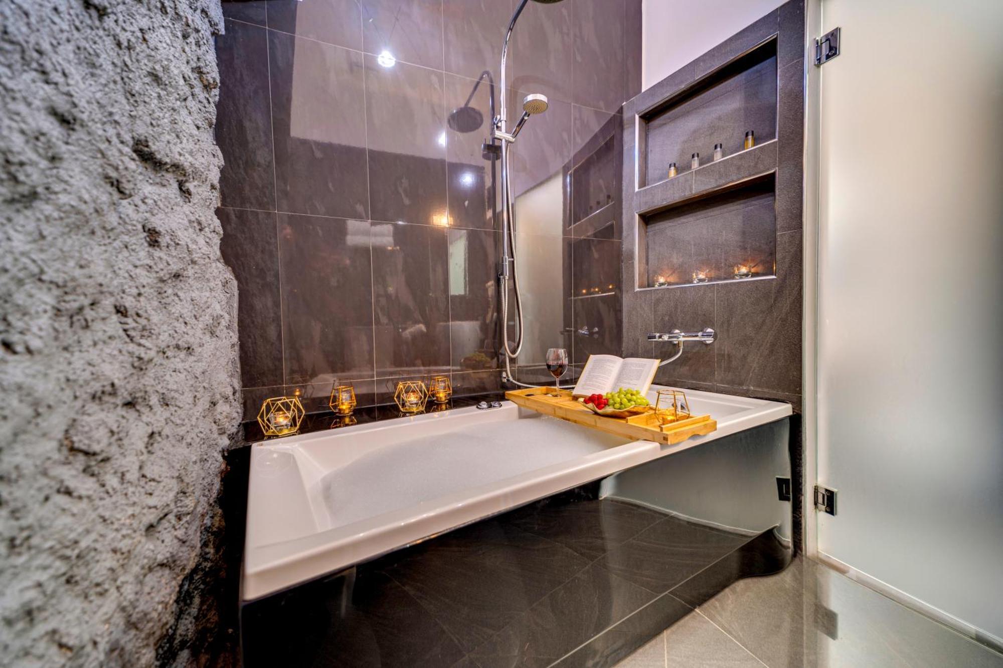 Queen Room 1-person Hot Tub