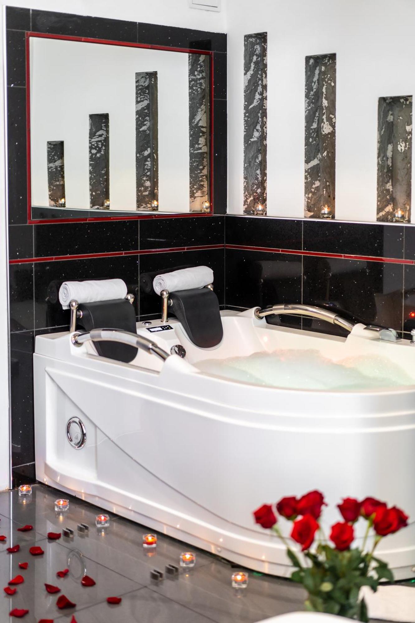 Luxury King Room 2-person Hot Tub
