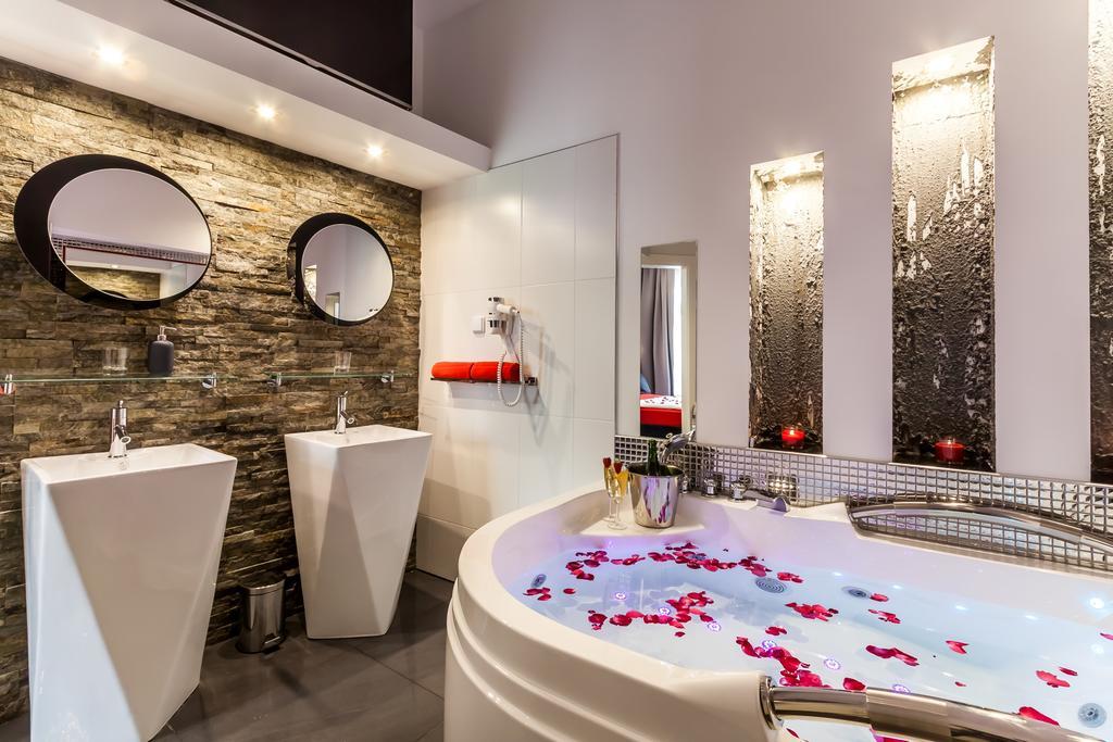 Luxury King Room 2-person Hot Tub