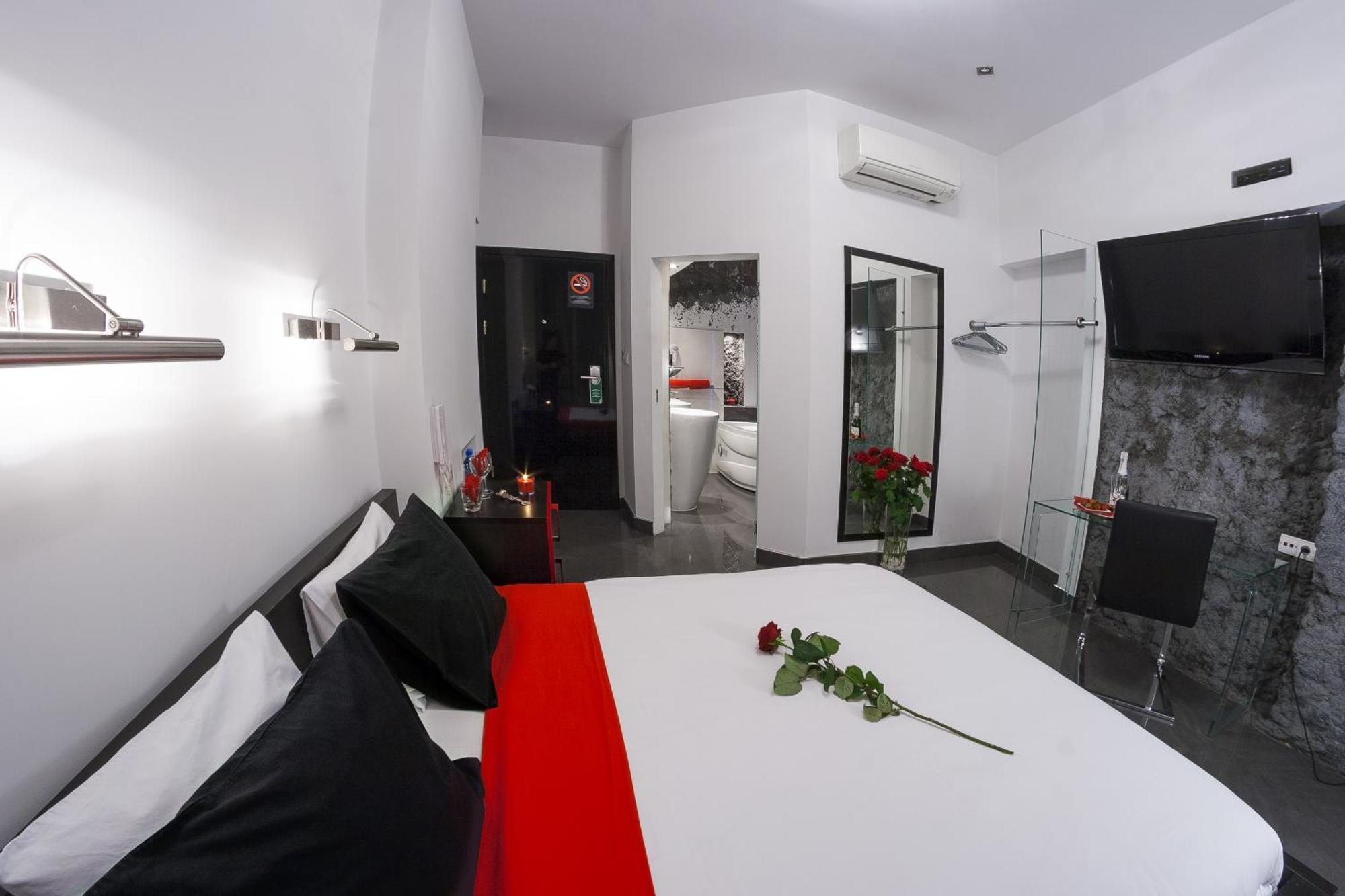 Luxury King Room 2-person Hot Tub