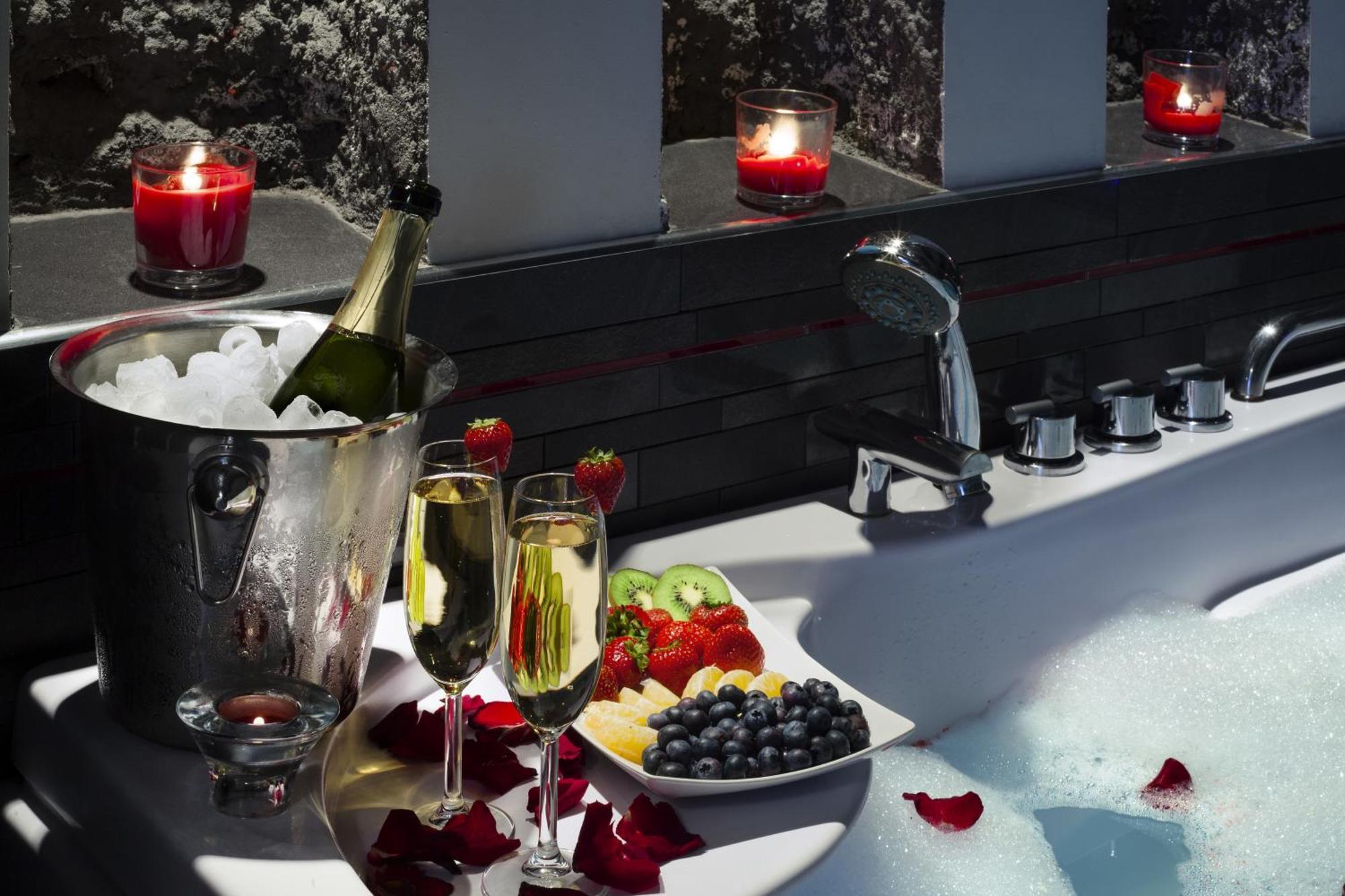 Luxury King Room 2-person Hot Tub